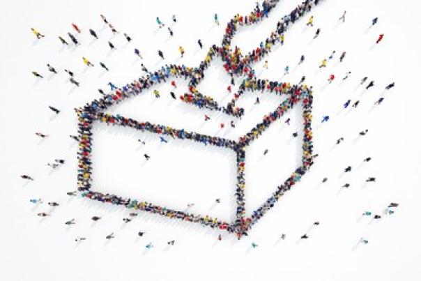 Une urne de vote constituée de personnes