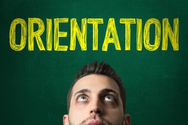 Image d'un homme qui réfléchit avec "Orientation" au-dessus de sa tête