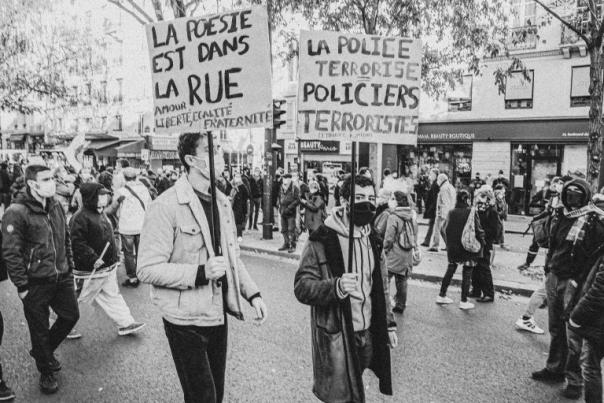 Des manifestants avec pancartes contestatives