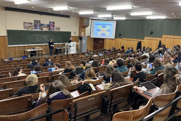 Etudiants en auditoire lors d'un TP