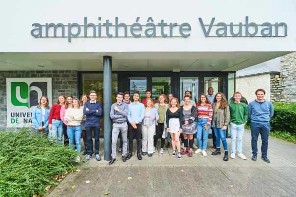 Images d'étudiants devant l'Amphithéâtre Vauban