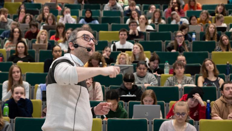 Un professeur de physique qui donne cours