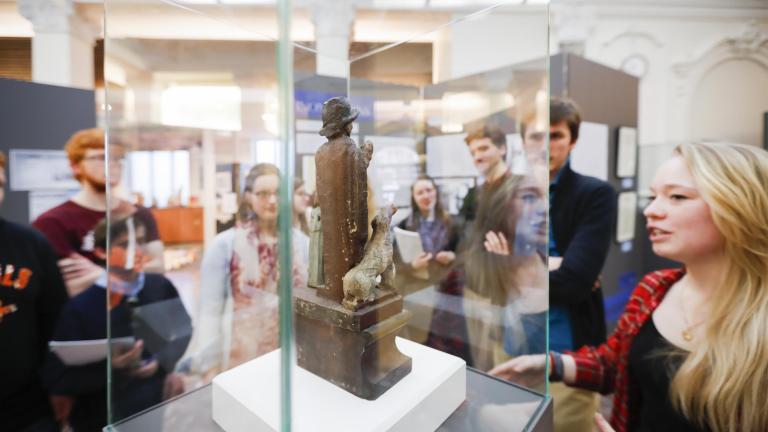 Etudiants qui regardent une statue