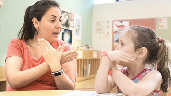 Maman et enfant parlant en langue des signes