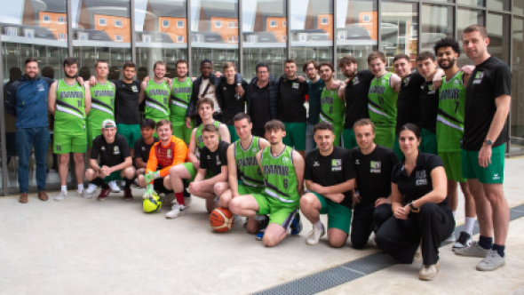 Une photo de groupe des équipes sportives de football et de basketball masculines de l'UNamur
