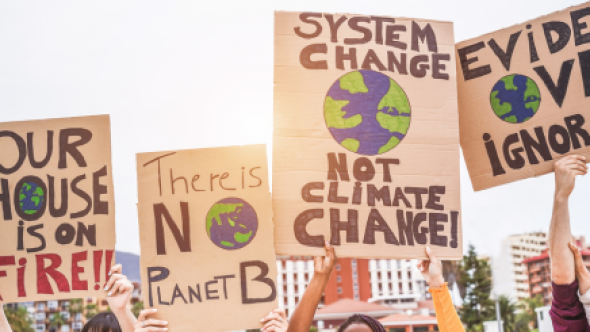 Pancartes avec slogan contre le changement climatique