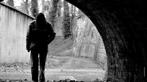 Un homme sans abris sous un pont - précarité 