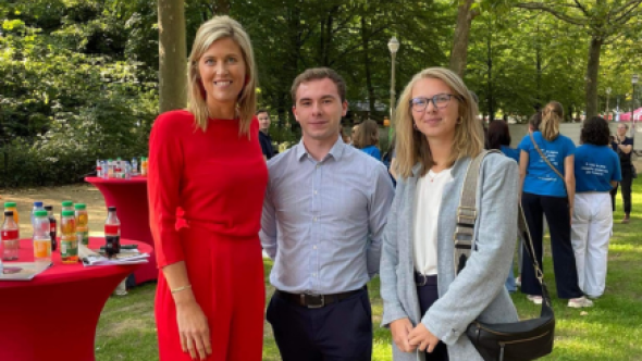 Photo d'Anna Renneson, Kevin Persooons (étudiants UNamur) et Annelies Verlinden, Minsitre de l'Intérieur belge