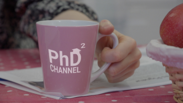Personne tenant une tasse avec la mention PhD Channel