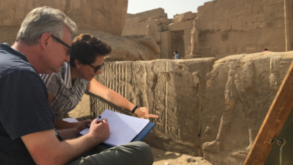 2 chercheurs qui lisent des hiéroglyphes
