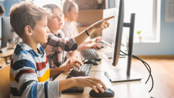 Éducation aux médias numériques, des enfants utilisant un ordinateur à l'école