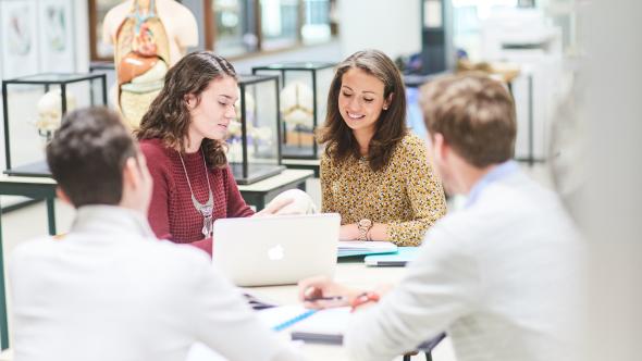 étudiants médecine souriant