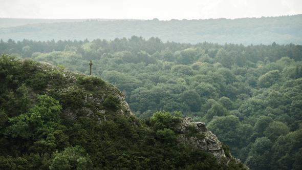 Un paysage de forêts typique de l'entre Sambre et Meuse