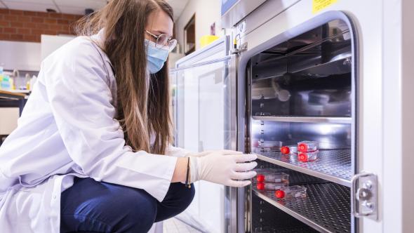 Chercheuse dans un laboratoire