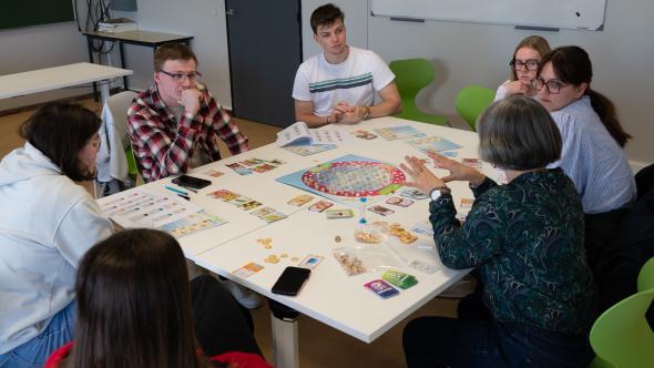 Des étudiants participant à un atelier lors de la foire aux organisations de mars 2025 (UNamur)