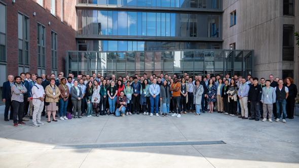 Photo de groupe des participants à la conférence MG-ERC 2025 dans la cours des sciences de l'UNamur