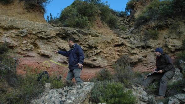 Johan Yans et Jean-Yves Storme sur le site de fouilles à Albas (France) (c) Gaëtan Rochez - UNamur