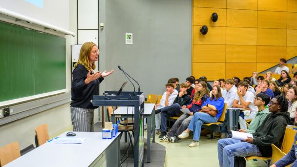 Professeure et étudiants en auditoire EMCP