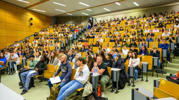 Etudiants en auditoire EMCP