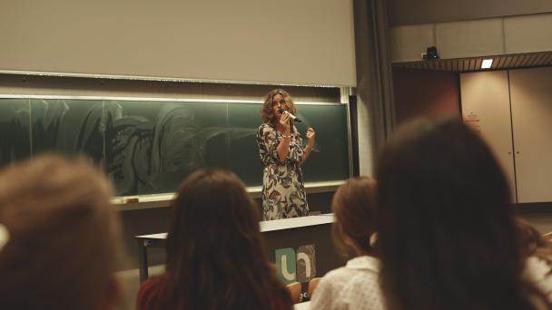 Doyenne de la Faculté de droit qui prononce un discours lors du Fil Rouge de droit