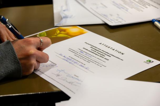 Signature de l'attestation lors de la clôture des JEDDT