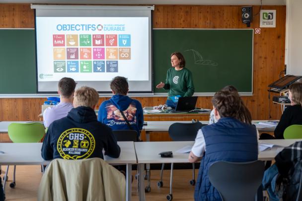 Activité à la foire aux organisations de mars 2025