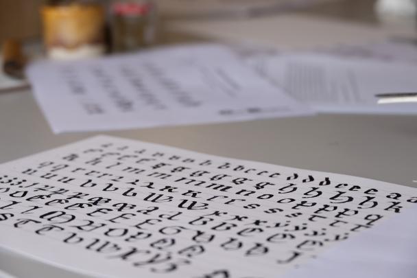 Un parchemin sur lequel les lettres de l'alphabet ont été écrites en gothique - Colloque-atelier parchemins et enluminures UNamur (2024)