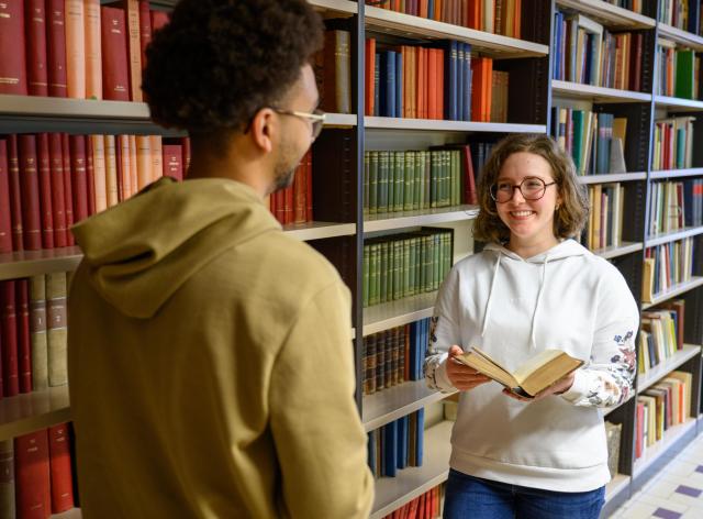 Etudiants qui sont dans une bibliothèque