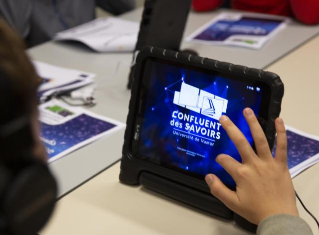 Jeune utilisant une tablette avec le logo su CDS