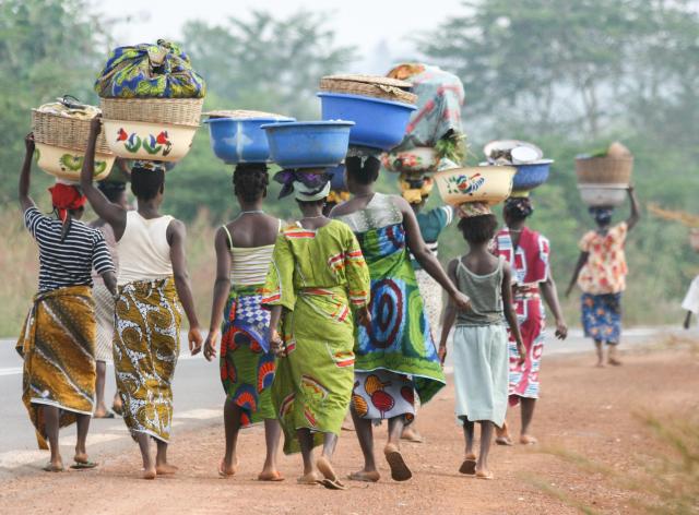 African women carrying bowls on their heads, Benin, Africa