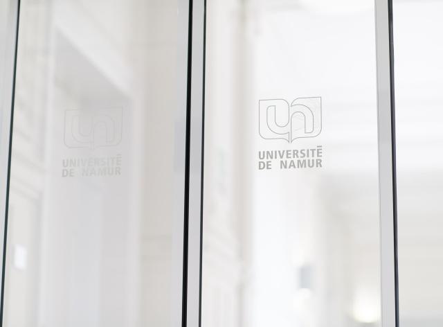 Logo UNamur sur porte vitrée