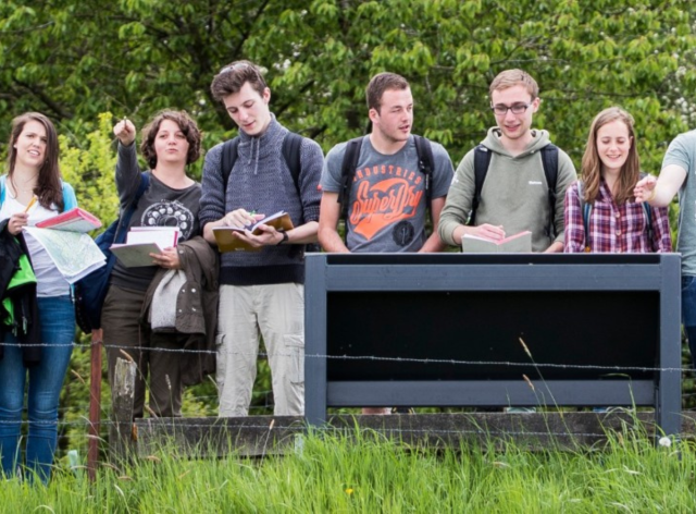 Groupe d’étudiants dans un espace naturel lors d’un projet sur la biodiversité