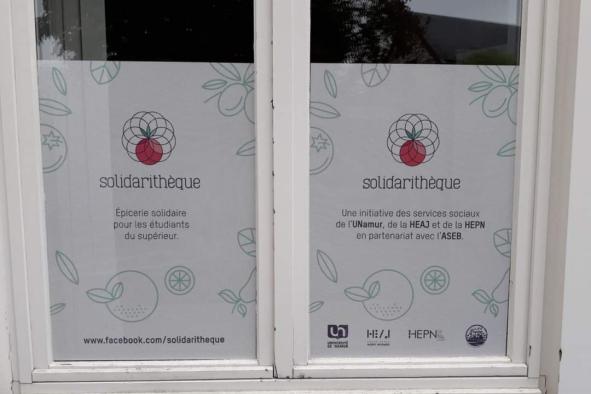 Les fenêtres de la solidarithèque, épicerie solidaire pour les étudiants