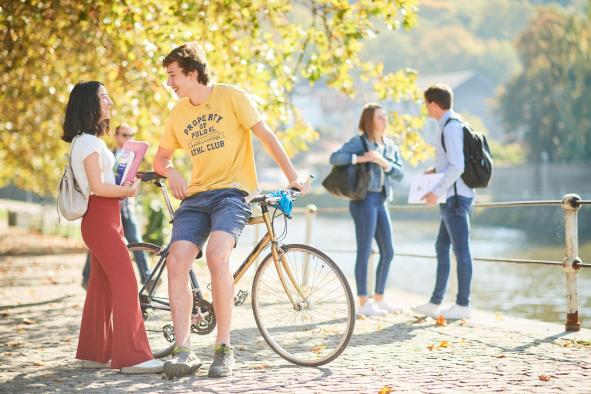 Etudiants à vélo et à pied
