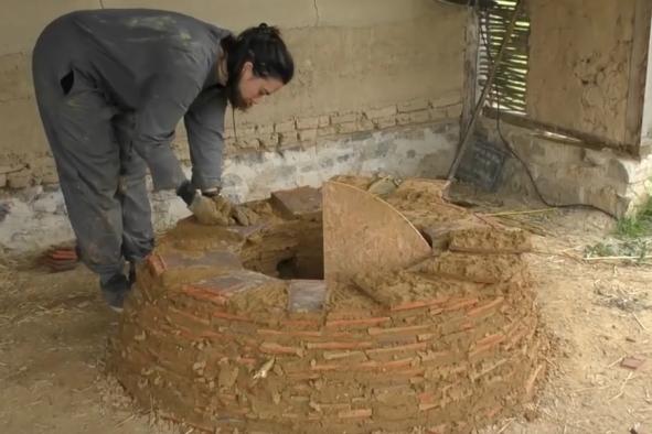 Une chercheuse près d'un four ancien