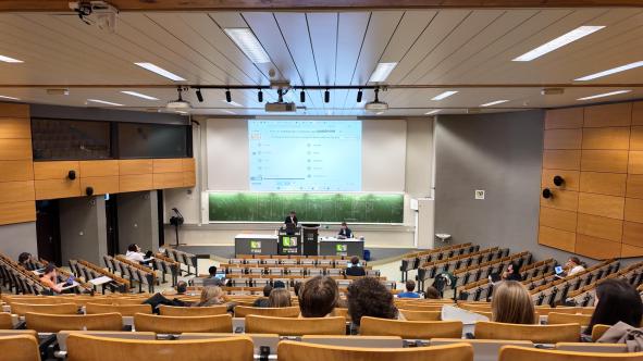 Etudiants dans un auditoire répondant à un quizz