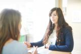 Etudiante qui se renseigne sur les formations