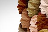 Des visages en papier de différentes couleurs