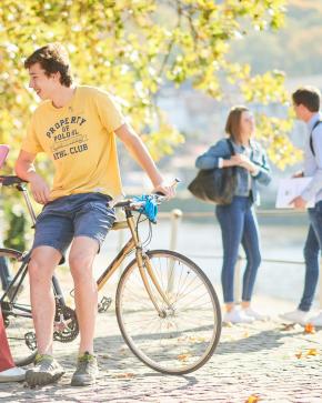 Etudiants à vélo et à pied