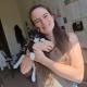 photo d'une femme avec des cheveux brun, un chaton noir et blanc dans les bras