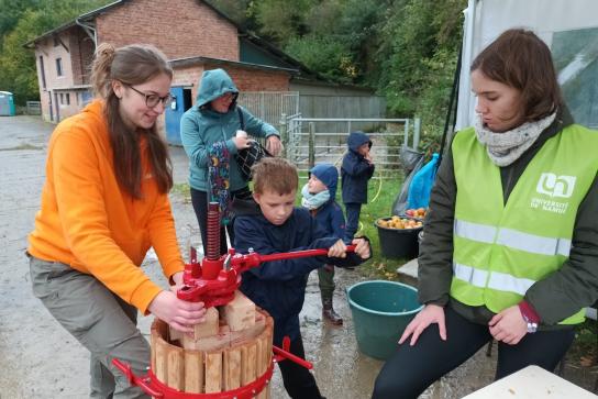 Maraude à Haugimont 2023 - des personnes en train de presser des pommes