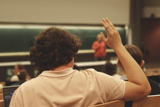 Etudiant qui lève la main pour poser une question