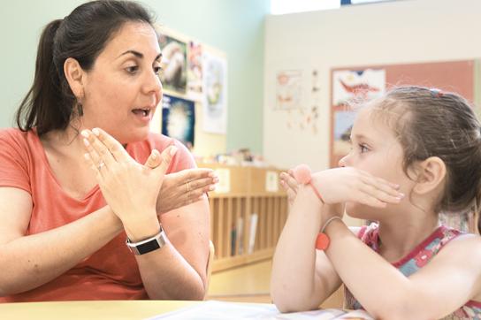 Maman et enfant parlant en langue des signes