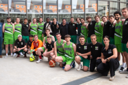 Une photo de groupe des équipes sportives de football et de basketball masculines de l'UNamur
