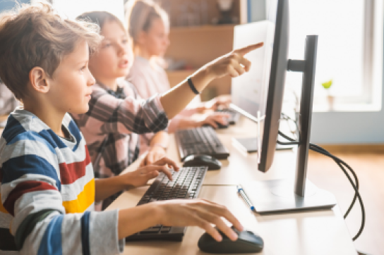 Éducation aux médias numériques, des enfants utilisant un ordinateur à l'école
