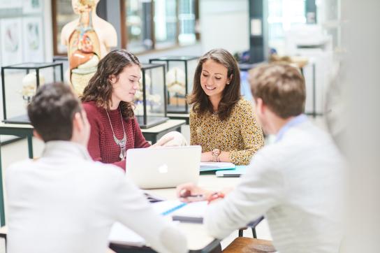 étudiants médecine souriant