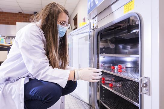 Chercheuse dans un laboratoire