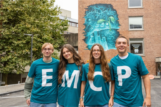 etudiants-devant-la-fresque-emcp