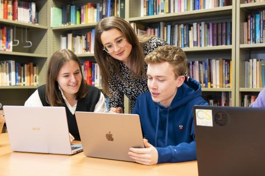 Etudiants de l'UNamur encadrés par une enseignante en cours