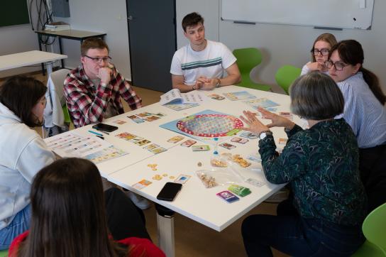Des étudiants participant à un atelier lors de la foire aux organisations de mars 2025 (UNamur)